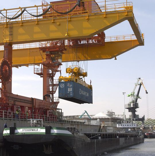 Der Trimodalport im Industriepark Höchst – Infraserv Logistics verknüpft hier die Verkehrswege Wasser, Schiene und Straße. Der Trimodalport im Industriepark Höchst – Infraserv Logistics verknüpft hier die Verkehrswege Wasser, Schiene und Straße.