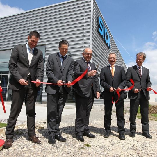 Zur symbolische Eröffnung zum neuen Produktionsgebäude des zweitgrößten Unternehmens in Donaueschingen durchschnitten Donaueschingens Oberbürgermeister Erik Pauly, der Bundestagsabgeordnete Thorsten Frei, Dr. Robert Bauer, Sick-Stegmann-Geschäftsführer Dr. Bernd Cordes und Sick-Stegmann-Produktionsleiter Markus Mucha gemeinsam das Band. Zur symbolische Eröffnung zum neuen Produktionsgebäude des zweitgrößten Unternehmens in Donaueschingen durchschnitten Donaueschingens Oberbürgermeister Erik Pauly, der Bundestagsabgeordnete Thorsten Frei, Dr. Robert Bauer, Sick-Stegmann-Geschäftsführer Dr. Bernd Cordes und Sick-Stegmann-Produktionsleiter Markus Mucha gemeinsam das Band.