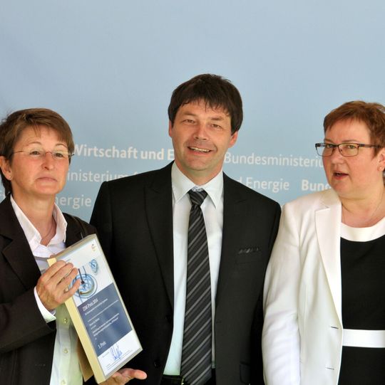 Bei der Preisverleihung (v. l. n. r.): Datron-Vorstandsassistentin Beate Ruppert, Datron-Beauftragter für Förderprojekte Philipp Weiß und BMWI-Staatssekretärin Iris Gleicke Bei der Preisverleihung (v. l. n. r.): Datron-Vorstandsassistentin Beate Ruppert, Datron-Beauftragter für Förderprojekte Philipp Weiß und BMWI-Staatssekretärin Iris Gleicke