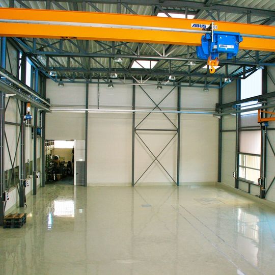 Im Mai 2014 wurde nach neun Monaten Bauzeit die neue Fertigungshalle direkt neben dem Firmengebäude in Ostfildern/Ruit fertiggestellt. Im Mai 2014 wurde nach neun Monaten Bauzeit die neue Fertigungshalle direkt neben dem Firmengebäude in Ostfildern/Ruit fertiggestellt.