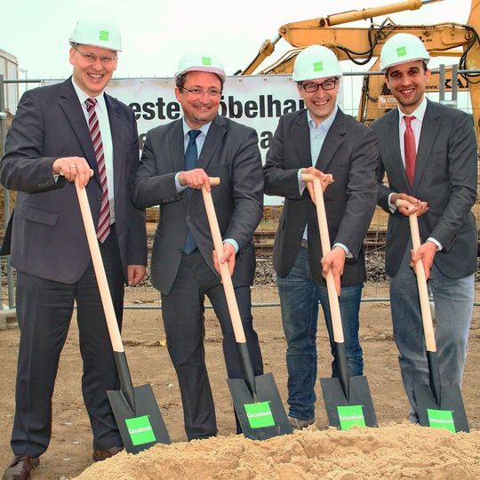 Beim Spatenstich: Christof Prange (Goodman), Frank Gerhard (Bürgermeister Stadt Ludwigsfelde), Bernd Backasch (Home24) und Jordan Corynen (Goodman). Beim Spatenstich: Christof Prange (Goodman), Frank Gerhard (Bürgermeister Stadt Ludwigsfelde), Bernd Backasch (Home24) und Jordan Corynen (Goodman).