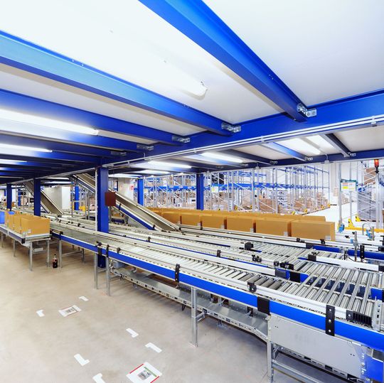 Die hohe Lieferqualität des neuen Logistikzentrums ist das Ergebnis der Kombination aus innovativer Technik und durchdachter Prozesse. Die hohe Lieferqualität des neuen Logistikzentrums ist das Ergebnis der Kombination aus innovativer Technik und durchdachter Prozesse.