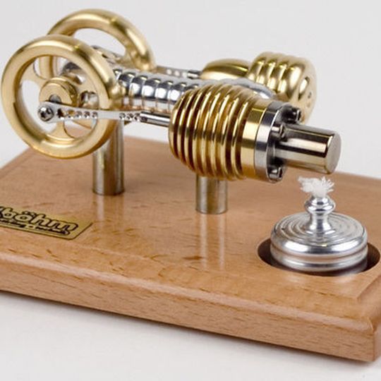 Ein klassischer liegender Stirlingmotor. Der „In-Line Runner“ ist der Einstieg in die faszinierende Welt der Böhm-Stirlingmotoren.