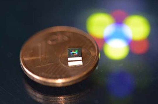 Kleiner, integrierter Farbsensor regelt LED-Leuchten. Kleiner, integrierter Farbsensor regelt LED-Leuchten.