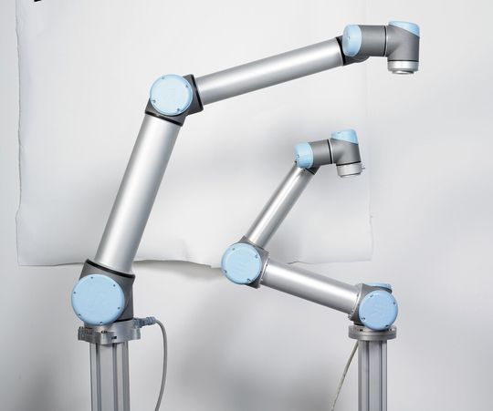 Universal Robots zeigt die beiden Leichtbauroboter UR5 und UR10, mit denen die Dänen nach eigener Aussage den Robotermarkt revolutionieren wollen.