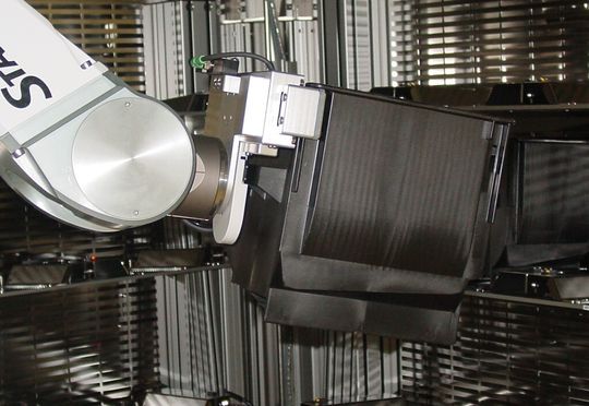 Der Carrier Handler HAP-Hero FAB der Dresdener Firma HAP kombiniert einen sicheren Roboter mit einem innovativen Transportmodul.