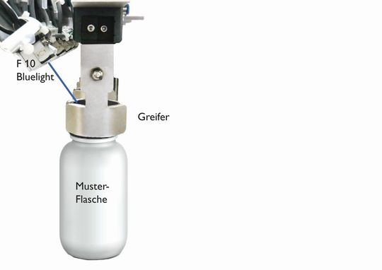 Der Subminiatursensor vom Typ F 10 Bluelight erkennt den schwarzen, glänzenden Flaschendeckel auch unter ungünstigem Winkel und bei erheblichen Vibrationen sehr zuverlässig. Der Subminiatursensor vom Typ F 10 Bluelight erkennt den schwarzen, glänzenden Flaschendeckel auch unter ungünstigem Winkel und bei erheblichen Vibrationen sehr zuverlässig.