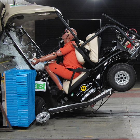 Das klassische Golf-Kart Club Car Villager bietet praktisch keinen Schutz bei einem Totalaufprall. Das klassische Golf-Kart Club Car Villager bietet praktisch keinen Schutz bei einem Totalaufprall.