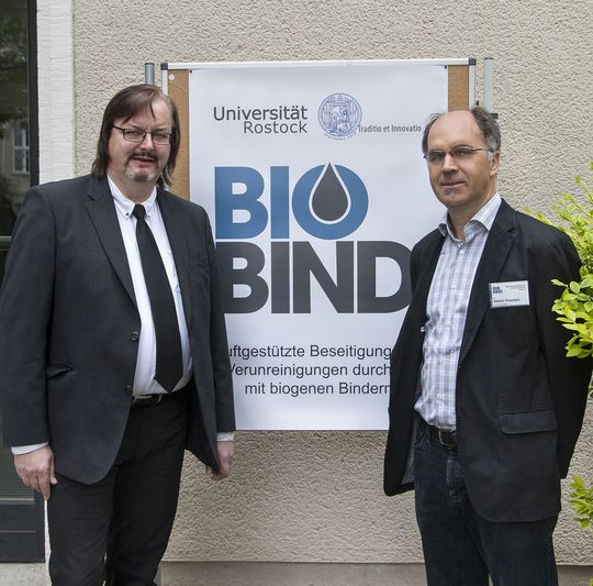 Prof. Fokke Saathoff (l.) hat die Gesamtprojektleitung für das Forschungsprojekt BioBind, Dr. Martin Powilleit ist Projektkoordinator. Prof. Fokke Saathoff (l.) hat die Gesamtprojektleitung für das Forschungsprojekt BioBind, Dr. Martin Powilleit ist Projektkoordinator.