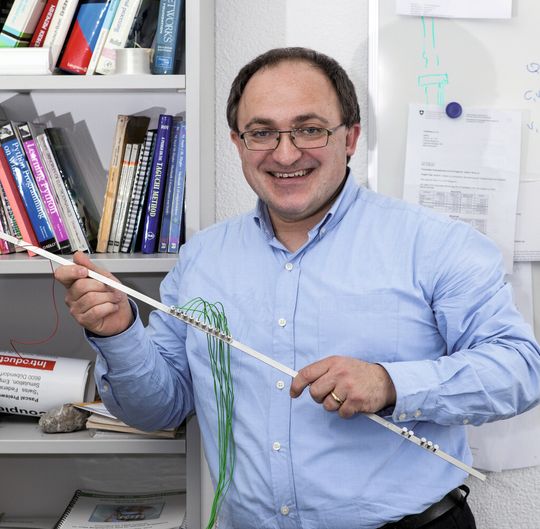 Andrea Bergamini mit dem «phononischen Kristall», dem Modell eines programmierbaren Metamaterials. Andrea Bergamini mit dem «phononischen Kristall», dem Modell eines programmierbaren Metamaterials.