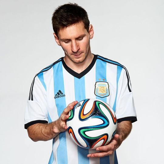 Messi und der Ball: Das ist eine Technik-Demonstration für sich. Die Fußball-WM 2014 kann kommen. Messi und der Ball: Das ist eine Technik-Demonstration für sich. Die Fußball-WM 2014 kann kommen.