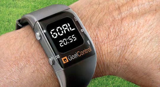 Drin: Die Goal-Control-Armbanduhr hilft dem Schiri.