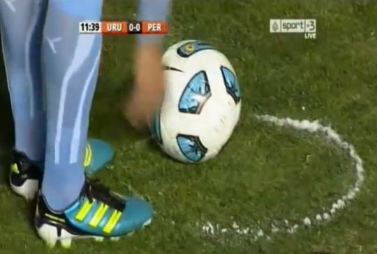 Markierung mit Verfallsdatum: Freistoßpunkt, gezeichnet per Vanishing Spray.