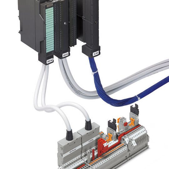 Bild 1: Mit VIP-Power Cabling lassen sich Baugruppen jetzt bis zu 90% schneller als bei einer Parallelverdrahtung an eine S7-300-Steuerung anschließen. Bild 1: Mit VIP-Power Cabling lassen sich Baugruppen jetzt bis zu 90% schneller als bei einer Parallelverdrahtung an eine S7-300-Steuerung anschließen.