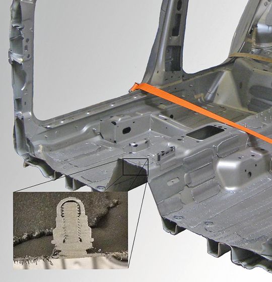 Bild 1: Präziser Schnitt durch eine komplette Kfz-Rohkarosserie mit einer Riexinger-Großbandsäge. Bauteile mit einer maximalen Höhe oder Breite von 4 m können damit bearbeitet werden. Bild 1: Präziser Schnitt durch eine komplette Kfz-Rohkarosserie mit einer Riexinger-Großbandsäge. Bauteile mit einer maximalen Höhe oder Breite von 4 m können damit bearbeitet werden.