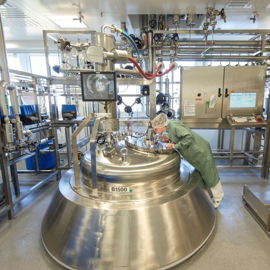 Die Arbeit der Fermenter in der Sanofi-Zellkulturanlage wird rund um die Uhr überwacht. Zu sehen ist nur das obere Ende des 2500-Liter-Fermenters, der weitaus größere Teil befindet sich im Stockwerk darunter. Die Arbeit der Fermenter in der Sanofi-Zellkulturanlage wird rund um die Uhr überwacht. Zu sehen ist nur das obere Ende des 2500-Liter-Fermenters, der weitaus größere Teil befindet sich im Stockwerk darunter.