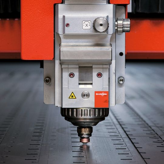 Mit der Flachbettlaseranlage «BySprintFiber» von Bystronic kann das Fertigungs-Center Zumbrunn nun auch bei dickeren Materialien einwandfreie Schnitte lasern. Mit der Flachbettlaseranlage «BySprintFiber» von Bystronic kann das Fertigungs-Center Zumbrunn nun auch bei dickeren Materialien einwandfreie Schnitte lasern.
