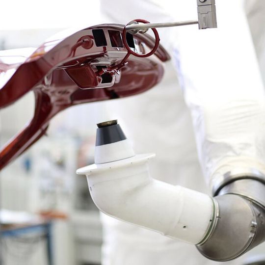 Haubenöffnen im automatisierten Prozess: Im neuen Testcenter von Dürr lassen sich solche Abläufe im Vorfeld der Produktion erproben. Haubenöffnen im automatisierten Prozess: Im neuen Testcenter von Dürr lassen sich solche Abläufe im Vorfeld der Produktion erproben.