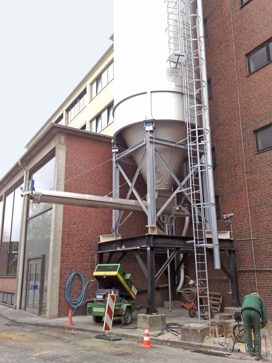 Das auf dem Foto dargestellte Silo wurde auf vier Safemount - Wägemodulen mit je 40t Messbereich gelagert Das auf dem Foto dargestellte Silo wurde auf vier Safemount - Wägemodulen mit je 40t Messbereich gelagert