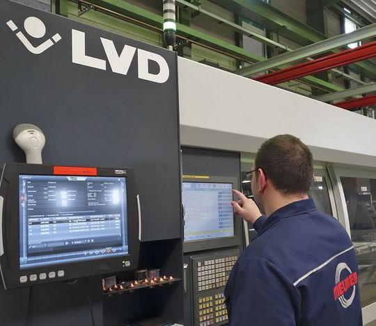 Mit der Anschaffung einer Laserschneidmaschine wurde die Eigenfertigung im Hause erhöht und die Kompetenz in der Blechbearbeitung gesteigert. Mit der Anschaffung einer Laserschneidmaschine wurde die Eigenfertigung im Hause erhöht und die Kompetenz in der Blechbearbeitung gesteigert.