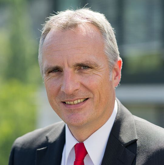 Dr. Roland Erb wird das Segment Surface Solutions leiten. Dr. Roland Erb wird das Segment Surface Solutions leiten.