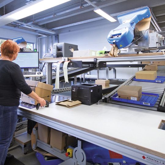 Alles im Griff – einschließlich der Packmittel: So sieht ein ergonomischer Kommissionierarbeitsplatz aus. Alles im Griff – einschließlich der Packmittel: So sieht ein ergonomischer Kommissionierarbeitsplatz aus.