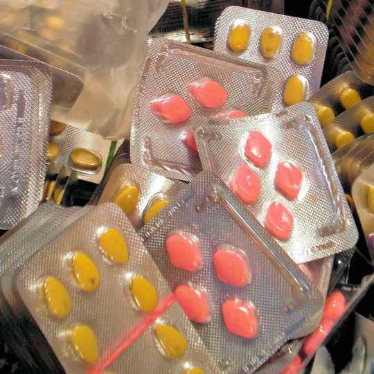 Die Verbreitung von gefälschten Medikamenten soll durch Nachverfolgbarkeit zum Beispiel über RFID-Systeme eingedämmt werden. Die Verbreitung von gefälschten Medikamenten soll durch Nachverfolgbarkeit zum Beispiel über RFID-Systeme eingedämmt werden.