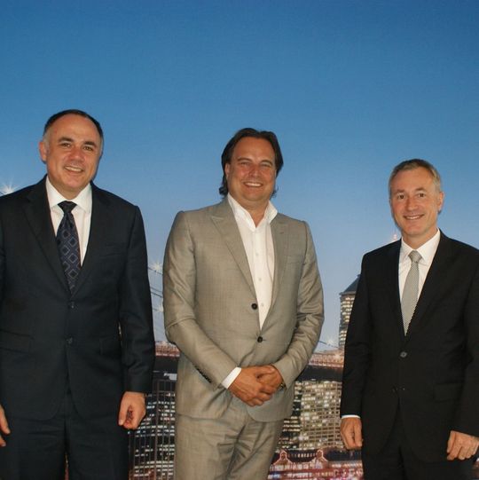 Nach der Vertragsunterzeichnung (v.l.): Hauke Müller (Logwin), Erwin Cootjans (Nunner Logistics) und Dr. Antonius Wagner (CEO Logwin). Nach der Vertragsunterzeichnung (v.l.): Hauke Müller (Logwin), Erwin Cootjans (Nunner Logistics) und Dr. Antonius Wagner (CEO Logwin).