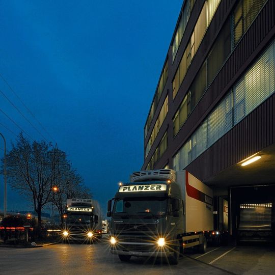 Die Planzer Holding AG verfügt über 43 Standorte in der Schweiz und Tochtergesellschaften in Luxemburg, Italien und Deutschland und hat 1300 Fahrzeuge. Die Planzer Holding AG verfügt über 43 Standorte in der Schweiz und Tochtergesellschaften in Luxemburg, Italien und Deutschland und hat 1300 Fahrzeuge.