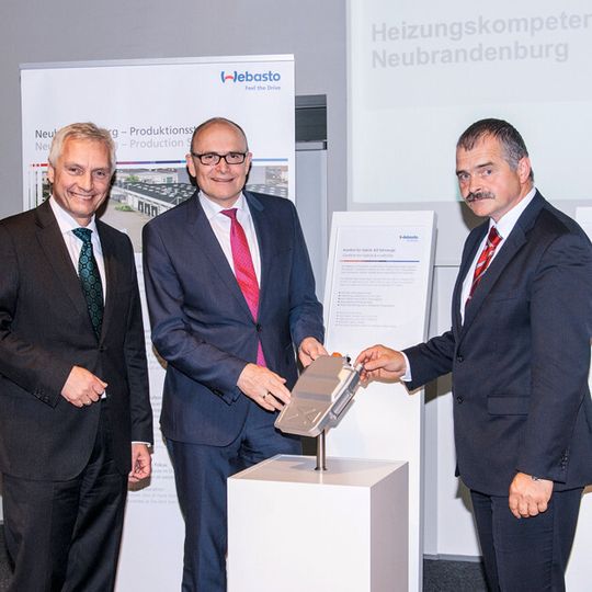 v.l.n.r.: Dr. Joachim Damasky (Vorstand der Webasto SE, verantwortlich für den Unternehmensbereich Thermo & Comfort), Erwin Sellering (Ministerpräsident von Mecklenburg-Vorpommern) und Dr. Andreas Dikow (Geschäftsführer des Webasto Werks Neubrandenburg) mit dem neuen Hochvoltheizer von Webasto v.l.n.r.: Dr. Joachim Damasky (Vorstand der Webasto SE, verantwortlich für den Unternehmensbereich Thermo & Comfort), Erwin Sellering (Ministerpräsident von Mecklenburg-Vorpommern) und Dr. Andreas Dikow (Geschäftsführer des Webasto Werks Neubrandenburg) mit dem neuen Hochvoltheizer von Webasto