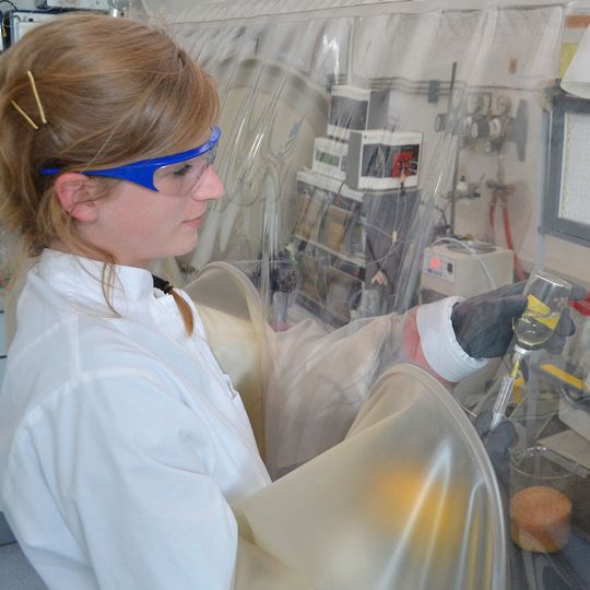 Dr. Corinna Bang entnimmt archeelle Kulturen aus einer Serumflasche. Dieser Prozess findet unter Ausschluss von Sauerstoff in einem anaeroben Zelt statt. Dr. Corinna Bang entnimmt archeelle Kulturen aus einer Serumflasche. Dieser Prozess findet unter Ausschluss von Sauerstoff in einem anaeroben Zelt statt.