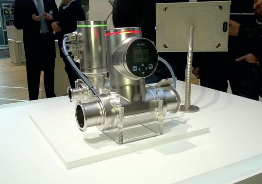 Das Durchflussmessgerät Flowave von Bürkert kommt ohne Sensorelemente im Messrohr aus. Es wurde auf der Hannover Messe 2014 vorgestellt. Das Durchflussmessgerät Flowave von Bürkert kommt ohne Sensorelemente im Messrohr aus. Es wurde auf der Hannover Messe 2014 vorgestellt.