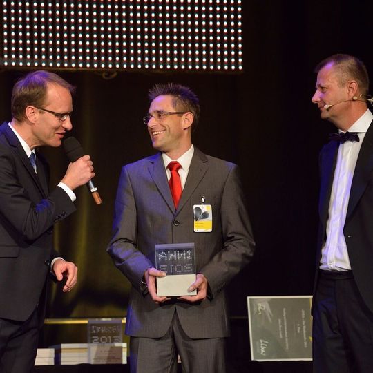 Markus Trinklein (Mitte) von Pfeiffer Vacuum nimmt die Auszeichnung entgegen.