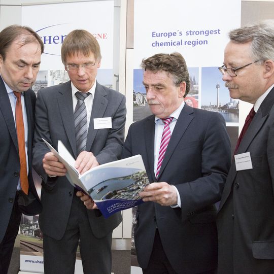 Bei der Übergabe der Chemielogistik-Studie: Zwischen den Chemcologne-Vertretern Friedrich Überacker, Ernst Grigat (v.li.), Clemens Mittelviefhaus und NRW-Verkehrsminister Michael Groschek (v.re.) stimmt die Chemie. Bei der Übergabe der Chemielogistik-Studie: Zwischen den Chemcologne-Vertretern Friedrich Überacker, Ernst Grigat (v.li.), Clemens Mittelviefhaus und NRW-Verkehrsminister Michael Groschek (v.re.) stimmt die Chemie.