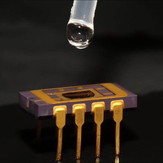 Ein Tropfen der Flüssigkeit genügt, um die Zusammensetzung mithilfe des Chips zu bestimmen. Ein Tropfen der Flüssigkeit genügt, um die Zusammensetzung mithilfe des Chips zu bestimmen.