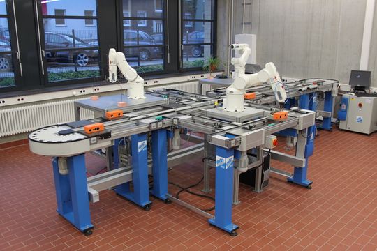 Die Gesamtansicht der flexiblen Produktions-, Montage- und Prüfanlage auf Basis des Werkstückträger-Transportsystems von Stein und vier 6-Achsen-Robotern von Adept. Die Gesamtansicht der flexiblen Produktions-, Montage- und Prüfanlage auf Basis des Werkstückträger-Transportsystems von Stein und vier 6-Achsen-Robotern von Adept.