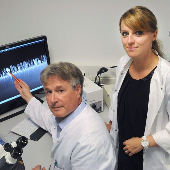 Prof. Dr. Manfred Köller und Dr. Christina Sengstock zeigen die mikroskopisch vergrößerte Seitenansicht der nanostrukturierten Titanoberfläche. Prof. Dr. Manfred Köller und Dr. Christina Sengstock zeigen die mikroskopisch vergrößerte Seitenansicht der nanostrukturierten Titanoberfläche.