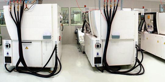Reinraumfertigung: Im Kundenauftrag fertigt Riegler vor allem Produkte für die Bereiche Diagnostik, Augenoptik und Verschlüsse. Insgesamt stehen 110 Spritzgießmaschinen zur Verfügung. Reinraumfertigung: Im Kundenauftrag fertigt Riegler vor allem Produkte für die Bereiche Diagnostik, Augenoptik und Verschlüsse. Insgesamt stehen 110 Spritzgießmaschinen zur Verfügung.