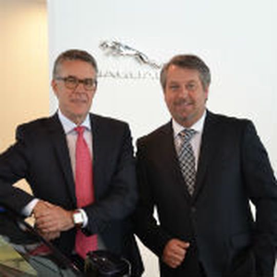 Klaus Zervas (li.), Geschäftsführer Moll am Seestern, und Holger Bergmann, Customer Service Director des Importeurs, sehen einen gelungenen Umzug.