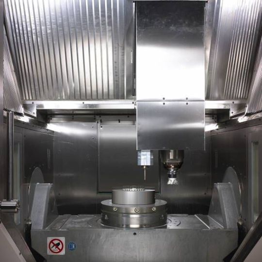Hybridbearbeitungen werden wichtiger: Arbeitsraum eines 5-Achsen-Bearbeitungszentrums von Hermle mit integrierter MPA-Technik bei der Herstellung eines Werkzeugeinsatzes. Hybridbearbeitungen werden wichtiger: Arbeitsraum eines 5-Achsen-Bearbeitungszentrums von Hermle mit integrierter MPA-Technik bei der Herstellung eines Werkzeugeinsatzes.