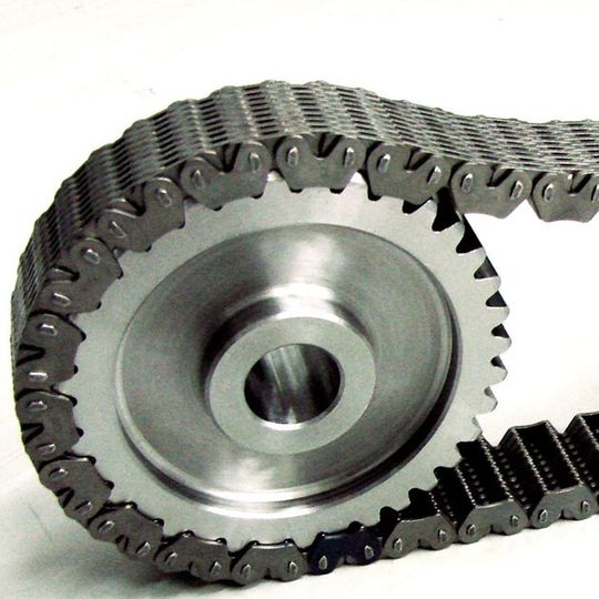 Dank optimierter Zahngeometrie reduziert die neue Generation der HY-VO Zahnkette laut Hersteller die Reibung und verbessert das NVH-Verhalten. Dank optimierter Zahngeometrie reduziert die neue Generation der HY-VO Zahnkette laut Hersteller die Reibung und verbessert das NVH-Verhalten.