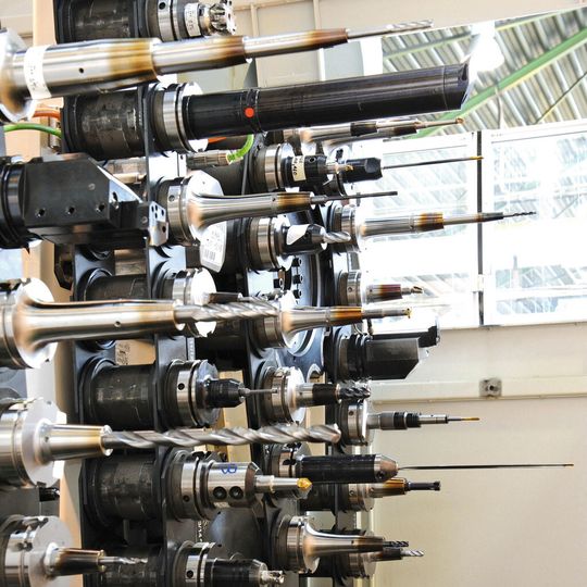 Bild 1: Weit mehr als 100 Werkzeuge, teilweise mit Längen von mehr als 1400 mm, setzt Baker Hughes für die Fertigung von Untertagemessgeräten ein. 50 % davon sind in Haimer-Aufnahmen eingeschrumpft.