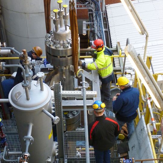 Aufbau der Blasensäule in der Versuchsanlage im Technikum des Geschäftsbereichs Advanced Intermediates von Evonik in Marl