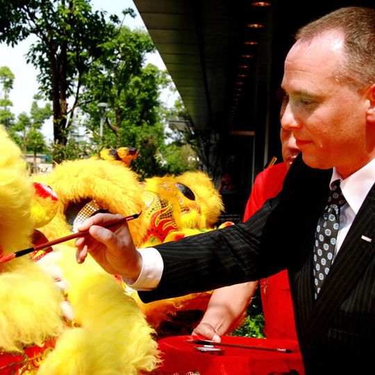 Brian Pour, Vizepräsident North Asia von IAC, bemalt das Auge eines Drachens, um damit dem neuen asiatischen Unternehmenssitz in Shanghai Glück und Erfolg zu bescheren. Brian Pour, Vizepräsident North Asia von IAC, bemalt das Auge eines Drachens, um damit dem neuen asiatischen Unternehmenssitz in Shanghai Glück und Erfolg zu bescheren.