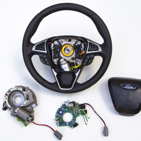Mit Motor im Lenkrad: adaptive Lenkung von Ford. Mit Motor im Lenkrad: adaptive Lenkung von Ford.
