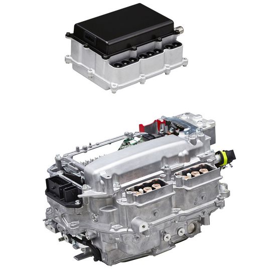 Deutlicher Unterschied: Unten eine Power Control Unit von heute mit Silizium-Leistungshalbleitern, darüber eine zukünftige PCU auf Basis von Siliziumkarbit Deutlicher Unterschied: Unten eine Power Control Unit von heute mit Silizium-Leistungshalbleitern, darüber eine zukünftige PCU auf Basis von Siliziumkarbit