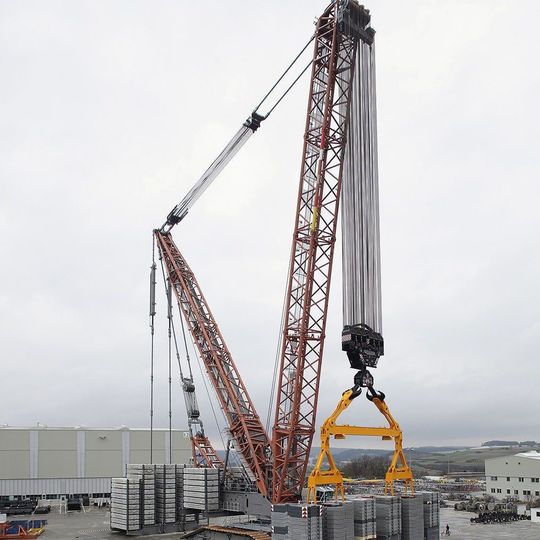 Liebherr-Raupenkran LR 13000 erschließt mit 3000 t maximaler Traglast eine neue Dimension. Liebherr-Raupenkran LR 13000 erschließt mit 3000 t maximaler Traglast eine neue Dimension.