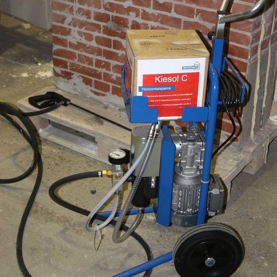 Mittels Kolbenpumpe EP-60 der Firma Desoi kann Kiesol C im Unterdruckverfahren aus dem 10 l Politainer angesaugt und präzise ins Bohrloch eingebracht werden.