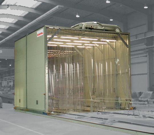 Bild 1: Die fahrbare Absaugkabine kapselt den Bearbeitungsbereich und kann flexibel am Werkstück mitgeführt werden.