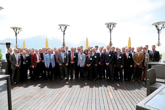 Sie bringen die Fertigung auf Hochtouren: das Who‘s who der europäischen Werkzeugindustrie in Montreux, im Hintergrund der Genfersee. Sie bringen die Fertigung auf Hochtouren: das Who‘s who der europäischen Werkzeugindustrie in Montreux, im Hintergrund der Genfersee.